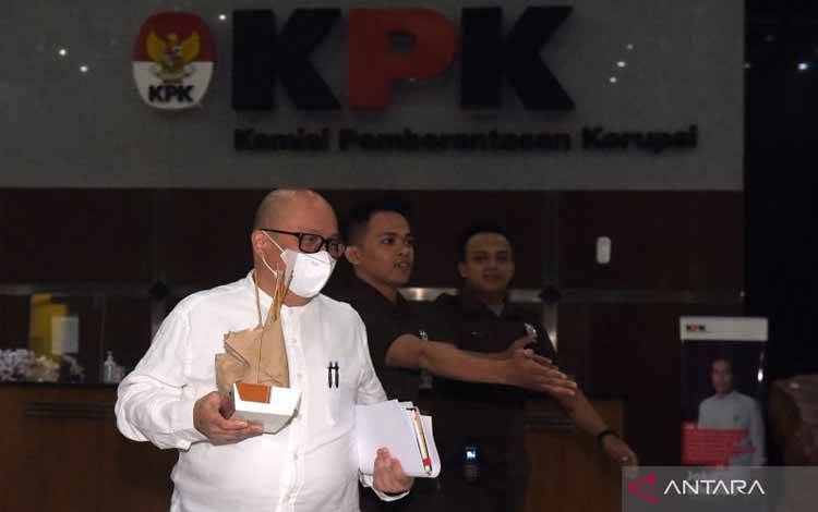 Dirut PT Taspen (Persero) nonaktif Antonius N.S. Kosasih (tengah) berjalan keluar usai menjalani pemeriksaan di Gedung Merah Putih KPK, Jakarta, Selasa (7/5/2024). KPK memeriksa Antonius N.S. Kosasih sebagai saksi dalam penyidikan perkara dugaan korupsi terkait kegiatan investasi fiktif di PT Taspen (Persero) semasa dirinya menjabat sebagai Direktur Investasi PT Taspen pada 2019-2020. ANTARA FOTO/Indrianto Eko Suwarso/aww.