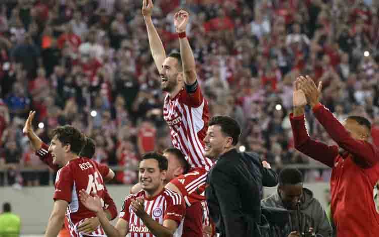 Gelandang Olympiakos Konstantinos Fortounis dan rekan-rekan merayakan keberhasil mencapai final Liga Conference Europa setelah untuk kedua kalinya mengalahkan Aston Villa dalam leg kedua semifinal di Georgios Karaiskakis Stadium, Piraeus, Yunani, pada 9 Mei 2024. (AFP/ANGELOS TZORTZINIS)