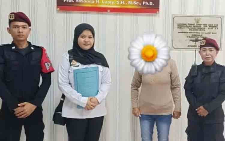 WL dinyatakan bebas bersyarat didampingi pegawai Bimkemas Lapas Perempuan Kelas IIA Palangka Raya. (Foto : Lapas Perempuan Kelas IIA Palangka Raya)