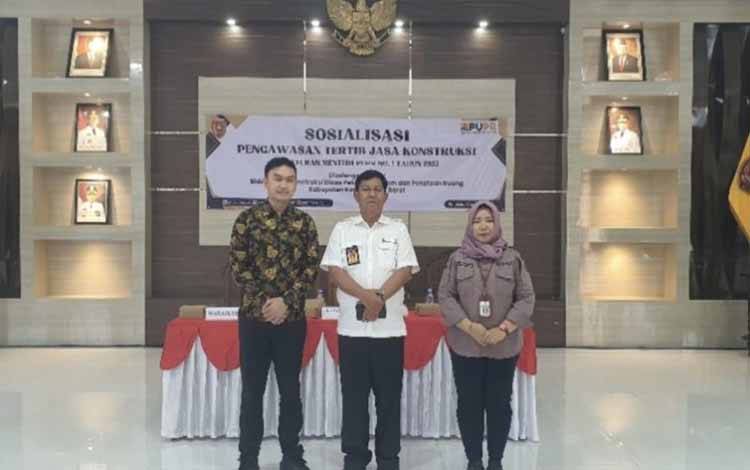 Kepala Dinas PUPR Kobar M Hasyim Muallim (tengah) saat foto bersama pemateri sosialisasi pengawasan tertib jasa konstruksi. (Foto : ISTIMEWA)