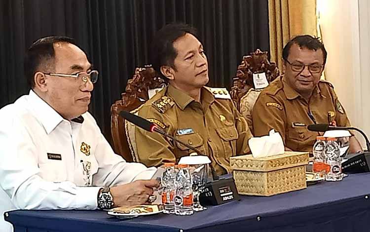 Ketua BPK RI Perwakilan Kalimantan Tengah, Ali Asyar didampingi Pj Bupati Muhlis dan Pj Sekda Jufriansyah saat entry meeting pemeriksaan terperinci atas LKPD Barito Utara tahun anggaran 2023 di rumah jabatan bupati, Senin 6 Mei 2024 lalu.(foto: Dhani)