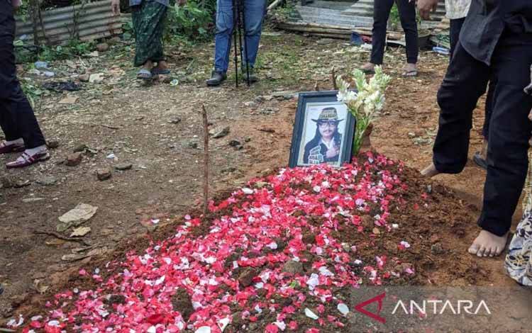 Almarhum Jhony Iskandar dimakamkan di pemakaman keluarga, Desa Leuwinutug, Citeureup, Kabupaten Bogor, Jawa Barat, Jumat (10/5/2024). (ANTARA/M Fikri Setiawan)