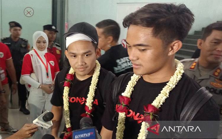 Kiper tim nasional sepak bola Indonesia U-23, Ernando Ari (kanan), menjawab pertanyaan wartawan di Bandara Internasional Soekarno-Hatta, Sabtu (11/5/2024). ANTARA/Donny Aditra
