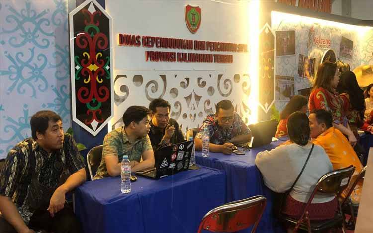 Tim dari Dinas Dukcapil Kapuas saat berpartisipasi di Kalteng Expo 2024 di Kota Palangka Raya. (FOTO: IST)