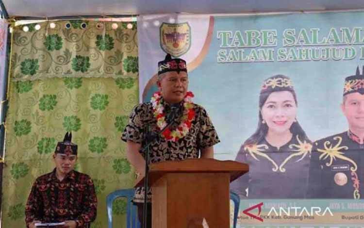 Bupati Gumas Jaya S Monong menyampaikan sambutan saat Safari Hari Raya Haring Kaharingan di Desa Sepang Kota Kecamatan Sepang. (ANTARA/HO-Diskominfosantik Gumas)