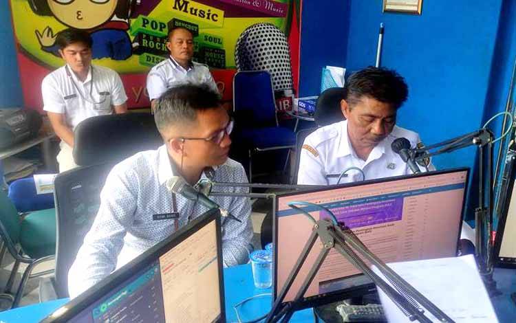 Dinas Kesehatan Barito Utara Talkshow bersama Lembaga Penyiaran Publik Lokal (LPPL) Batara FM dalam rangka memperingati Hari Imunisasi Dunia ke 50 tahun 2024.(foto: Dhani)