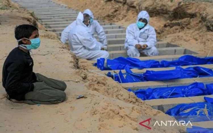 Seorang anak laki-laki melihat kuburan warga di Jalur Gaza akibat serangan Israel. ANTARA/Xinhua