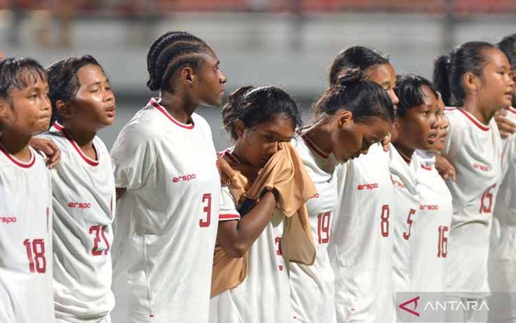 Ekspresi sejumlah pesepak bola Timnas Indonesia Putri U-17 usai pertandingan Grup A Piala Asia Putri U-17 2024 melawan Timnas Korea Selatan Putri U-17 di Stadion Kapten I Wayan Dipta Gianyar, Bali, Kamis (9/5/2024). ANTARA FOTO/Fikri Yusuf/foc.