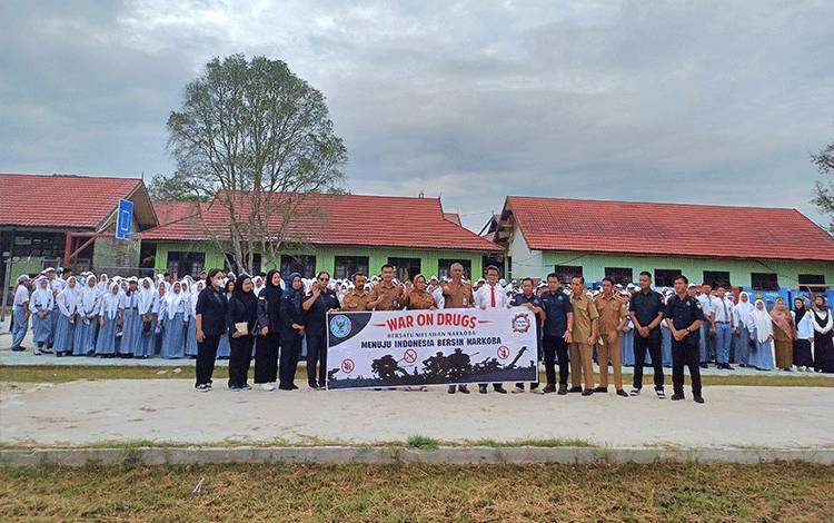 Wakil Bupati Kotawaringin Timur Irawati memberikan sosialisasi bahaya narkoba dan pergaulan bebas di SMKN 1 Sampit, Senin, 13 Mei 2024. (FOTO: DEWI)