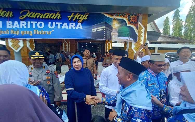 Ketua DPRD Barito Utara, Mery Rukaini didampingi Pj Sekda Jufriansyah, Waket II DPRD Kalteng H Jimmy Carter, unsur FKPD, Komisaris Utama Mitra Barito Akhmad Gunadi dan undangan lainya melepas keberangkatan CJH Kabupaten Barito Utara di halaman kantor bupati, Senin 13 Mei 2024. (foto: Dhani)