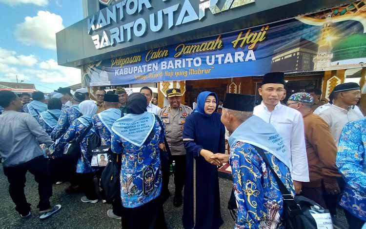 Pj Sekda Barito Utara Jufriansyah didampingi Ketua DPRD Mery Rukaini, Waket II DPRD Kalteng H Jimmy Carter, unsur FKPD, Komisaris Utama Mitra Barito Akhmad Gunadi dan undangan lainya melepas keberangkatan CJH Kabupaten Barito Utara di halaman kantor bupati, Senin 13 Mei 2024.(foto: Dhani)