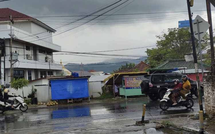 Ilustrasi. Situasi Kota Bandarlampung beberapa waktu lalu saat diguyur hujan di tengah berlangsungnya musim kemarau akibat fenomena iklim El Nino. ANTARA/Ruth Intan Sozometa Kanafi.
