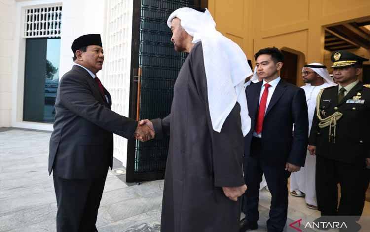 Menteri Pertahanan RI Prabowo Subianto (kiri), Presiden UEA Mohamed bin Zayed Al Nahyan (tengah) dan Wakil Presiden terpilih Gibran Rakabuming Raka (kanan) di Istana Al Shati, Abu Dhabi, Senin (13/5/2024). (ANTARA/HO-Humas Prabowo)