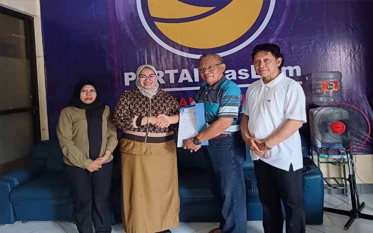 Irawati menyerahkan berkas pencalonan kepada DPD Partai Nasdem Kotawaringin Timur, Selasa, 14 Mei 2024. (Foto: DEWI)