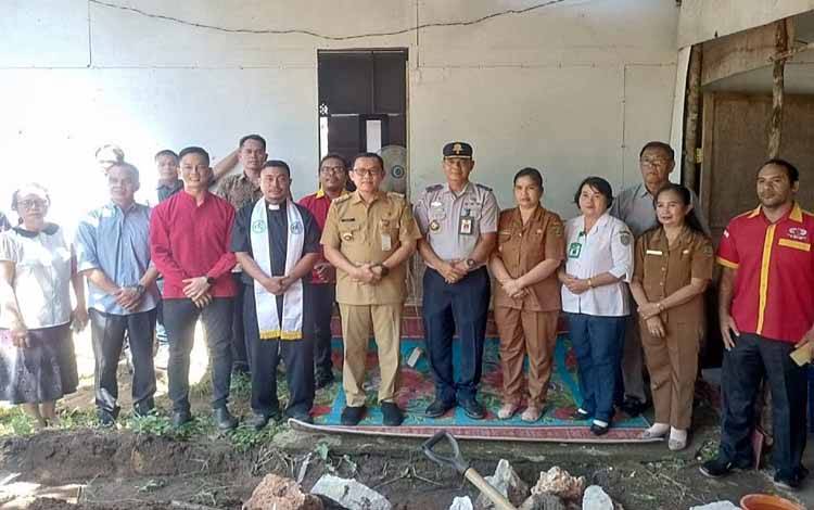 Pj Bupati Barito Timur Indra Gunawan berfoto bersama usai meletakkan batu pertama yang menandai dimulainya pembangunan gedung GKII di Jalan Pramuka Kelurahan Tamiang Layang, Selasa, 14 Mei 2024. (FOTO: IST)