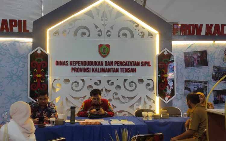 Stand Disdukcapil Provinsi Kalteng?pada perhelatan Kalteng Expo 2024.?(FOTO:RKH)