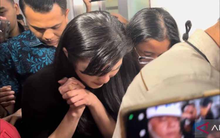 Artis Sandra Dewi selesai menjalani pemeriksaan sebagai saksi perkara korupsi timah di Kejaksaan Agung, Jakarta, Rabu (15/5/2024). (ANTARA/Laily Rahmawaty)