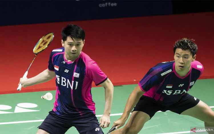 Arsip foto - Pebulu tangkis ganda putra Indonesia (The Minions) Kevin Sanjaya Sukamuljo (kiri) dan Marcus Fernaldi Gideon (kanan) mengembalikan kok ke ganda putra Prancis Christo Popov/Toma Junior Popov pada babak kualifikasi Daihatsu Indonesia Masters 2022 di Istora Senayan, Jakarta, Selasa (7/6/2022). The Minions menang dengan skor 21-16 dan 21-19. ANTARA FOTO/Muhammad Adimaja/foc.