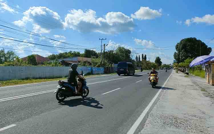Cuaca terik panas terlihat di Jalan Sethadji Palangka Raya. (FOTO: PATHUR)
