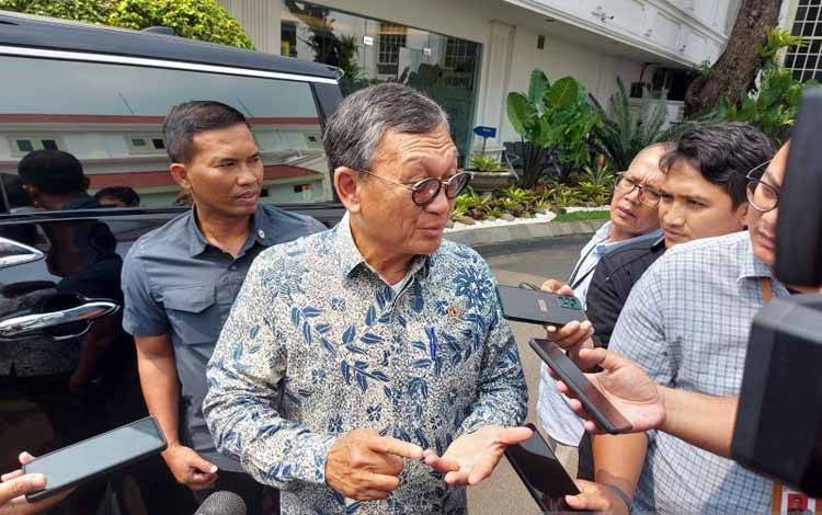 Menteri ESDM Arifin Tasrif memberikan keterangan di Istana Kepresidenan, Jakarta, Kamis (16/5/2024). ANTARA/Andi Firdaus