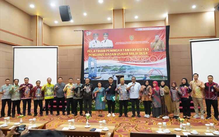 Sekda?Kalteng, Nuryakin foto bersama saat pelatihan pengelolaan keuangan BUMDes di Palangka Raya, Kamis, 16 Mei 2024. (FOTO:RINTO)