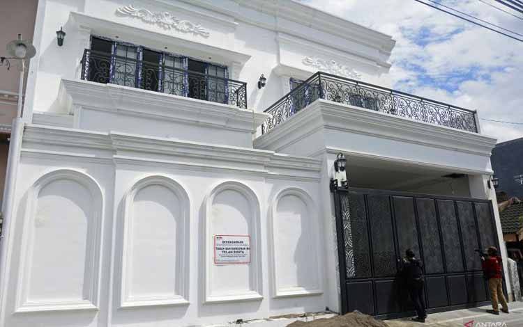 Jurnalis mengambil gambar rumah sitaan milik mantan Menteri Pertanian Syahrul Yasin Limpo di Makassar, Sulawesi Selatan, Jumat (17/5/2024). . ANTARA FOTO/Hasrul Said/YU/rwa. (ANTARA FOTO/HASRUL SAID)