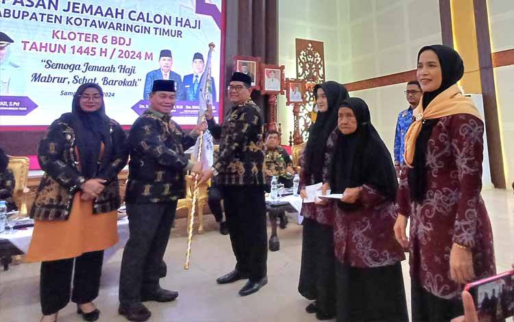 Bupati Kotawaringin Timur Halikinnor melepas keberangkatan calon jemaah haji, Jumat, 17 Mei 2024. (FOTO: DEWIP)