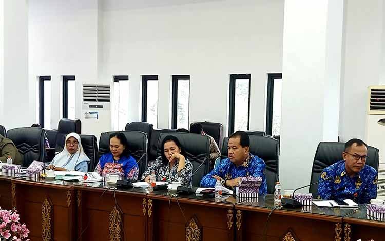 DPRD Kabupaten Barito Utara menggelar RDP bersama Pemkab Barito Utara dan dinas terkait serta pihak agen dan pangkalan membahas LPG 3 Kg, di ruang rapat DPRD setempat, Jumat 17 Mei 2024.(foto: Dhani)