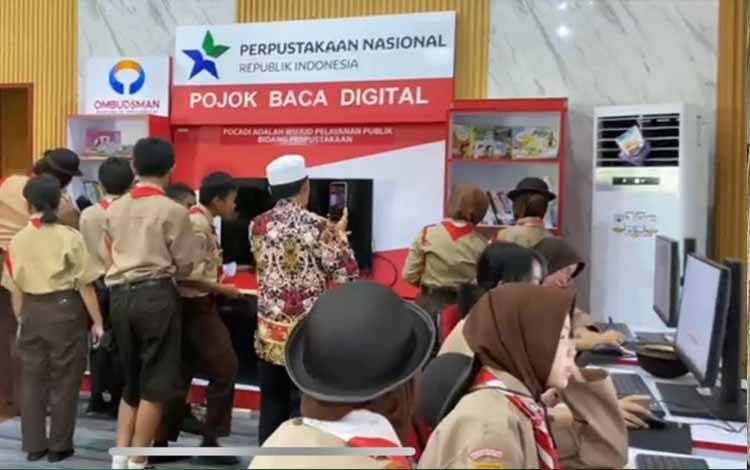 Anggota Kwarcab Pramuka Kapuas saat kunjungi Disarpustaka Kapuas. (FOTO: IST)