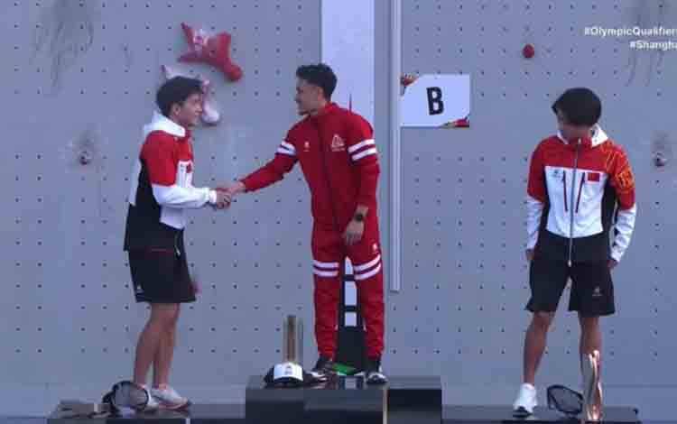 Atlet panjat tebing putra Indinesia Veddriq Leonardo (tengah) berjabatan tangan dengan atlet lain di atas podium saat meraih medali emas dalam kejuaraan IFSC Climbing Olimpic Qualifier di Shanghai, China, Sabtu (18/5/2024). (ANTARA/HO-Akun instagram @fpti_official)