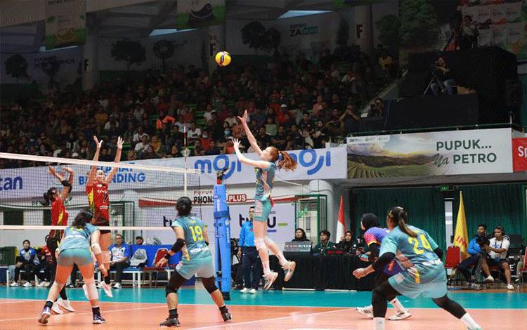 Pertandingan Jakarta Electric PLN melawan Jakarta Pertamina Enduro pada lanjutan putaran kedua PLN Mobile Proliga 2024 di GOR Tri Dharma Gresik, Sabtu (18/5/2024).. (ANTARA/HO-PLN)