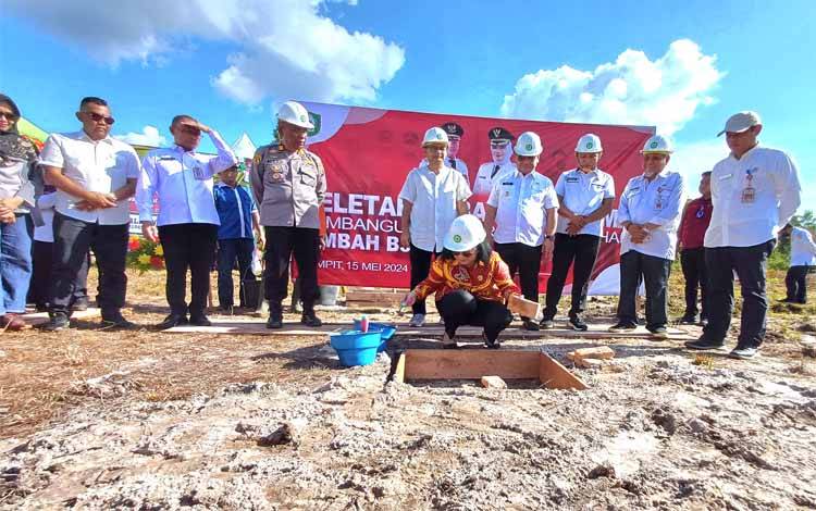 Ketua DPRD Kotawaringin Timur Rinie saat peletakan batu pertama pabrik pengolahan limbah B3 medis. (FOTO: DEWIP)