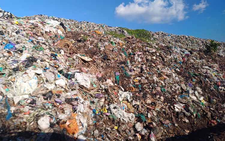 Limbah domestik menumpuk di tempat pembuangan akhir, Jalan Jenderal Sudirman Km 14, Sampit. (FOTO: DEWIP)