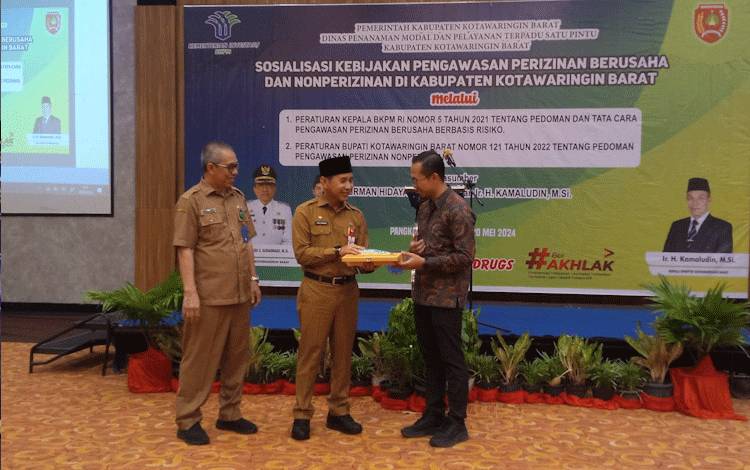Sekda Kobar Rody Iskandar bersama Kepala DPMPTSP Kobar Kamaludin saat pembukaan?Sosialisasi Kebijakan Pengawasan Perizinan Berusaha dan Non Perizinan, Senin, 20 Mei 2024.