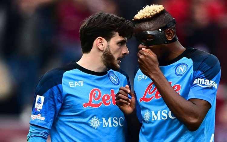 Pemain Napoli Victor Osimhen (kanan) berbicara dengan rekannya Khvicha Kvaratskhelia saat pertandingan Liga Italia melawan Torino di Stadion Olympic, Turin, 19 Maret 2023 (AFP/MARCO BERTORELLO)