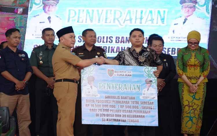 Gubernur Kalimantan Tengah, Sugianto Sabran menyerahkao?Bantuan Biaya Produksi Perikanan di GOR Serba Guna Indoor Palangka Raya, Senin, 20 Mei 2024. (FOTO:DISLUTKAN KALTENG)