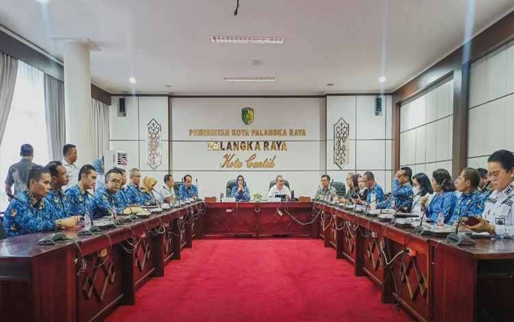 Pj Wali Kota Palangka Raya, Hera Nugrahayu saat rapat dengan pengusaha membahas pengembangan iklim investasi. (FOTO: HUMAS)