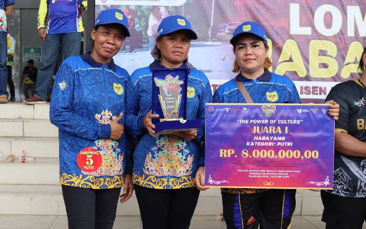 Kontingen Kabupaten Gunung Mas dapat juara I lomba Habayang kategori putri. (FOTO: DISKOMINFOSANTIK)