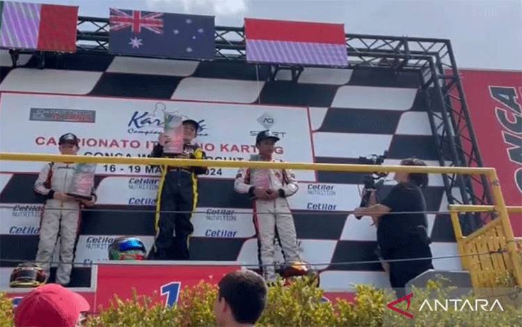 Pembalap gokart Indonesia Qarrar Firhand (kedua dari kanan) naik podium setelah menyelesaikan rangkaian balapan Campianto Italiano Karting di Sirkuit La Conca, Lecce, yang berlangsung 17 sampai 19 Mei 2024. (ANTARA/HO/Tim QARRAR FIRHAND)