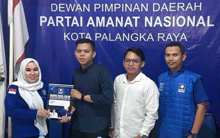 Tim dari Axcel Narang menyerahkan berkas ke Pengurus DPD PAN Kota Palangkaraya di Kantor DPD PAN Kota Palangkaraya, Selasa, 21 Mei 2024. (FOTO: IST)