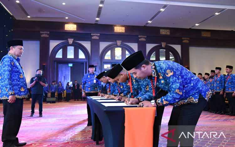 Sekretariat Jenderal Bawaslu RI Ichsan Fuady menyaksikan penandatanganan berita acara Pelantikan dan Pengambilan Sumpah Janji PPPK Bawaslu di Jakarta, Selasa (21/5/2024). (ANTARA/HO-Bawaslu RI)