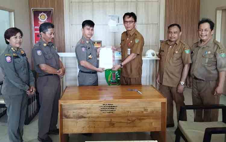 Penandatanganan MoU antara DLH dengan Satpol PP Barito Timur beberapa hari lalu. (FOTO: BOLE MALO)