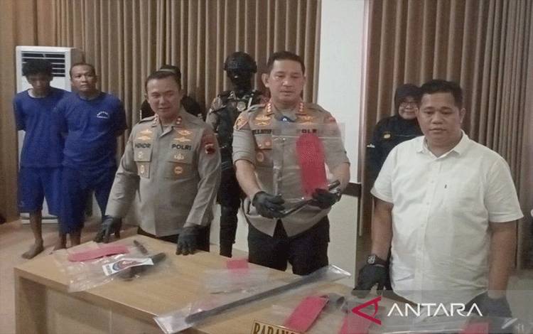 Kapolresta Banyumas Kombes Pol Edy Suranta Sitepu (dua dari kanan) dalam konferensi pers di Aula Rekonfu Polresta Banyumas, Rabu (22/5/2024) siang, menunjukkan barang bukti pisau yang digunakan pelaku penganiayaan. ANTARA/Sumarwoto