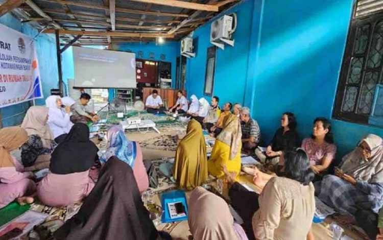 DLH Kotawaringin Barat saat melaksanakan sosialisasi peranan penting masyarakat terhadap pengelolaan sampah di Kelurahan Sidorejo. (ANTARA/HO-DLH Kobar.)