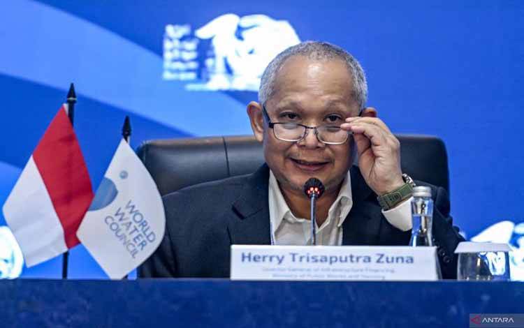Dirjen Pembiayaan Infrastruktur Kementerian PUPR Herry Trisaputra Zuna menyampaikan pernyataan saat konferensi pers tentang Proposing the Establishment of The Global Water Fund pada World Water Forum ke-10 di Bali Nusa Dua Convention Center, Nusa Dua, Badung, Bali, Rabu (22/5/2024). ANTARA/Muhammad Adimaja