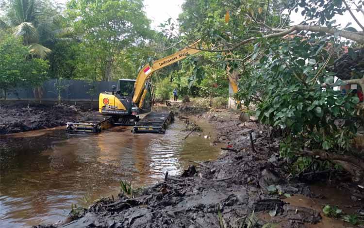 Ekskavator Amfibi mengeruk sungi Pamuatan. (FOTO: Warga)