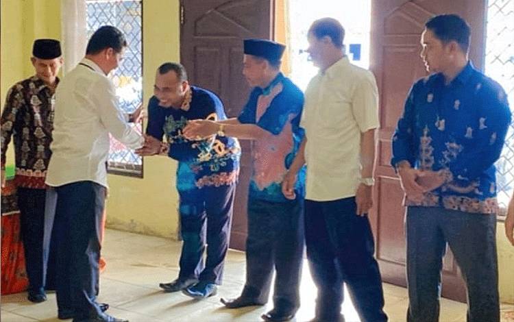Camat Dusun Tengah Prismayandi, menyalami pengurus terpilih LPTQ Kecamatan Dusun Tengah periode 2024-2029. (FOTO: IST)