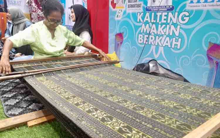Kain tenun Lamandau. (Foto: Marini)