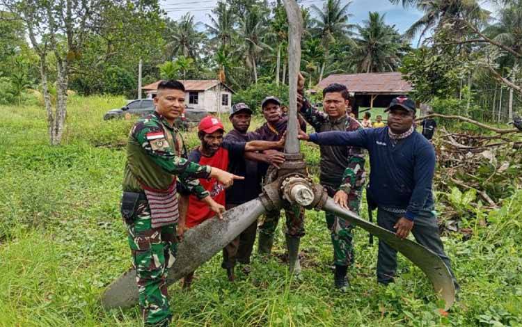 Baling-baling dari reruntuhan pesawat yang berasal dari PD II ditemukan di Kabupaten Keerom, wilayah perbatasan RI-PNG, Rabu (22/5/2024). ANTARA/HO-Satgas Yonif 122/TS.