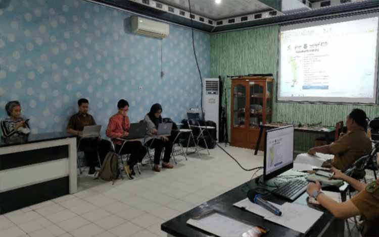Jajaran Dinkes Kapuas saat menerima kunjungan dari Ditjen Pelayanan Kesehatan Kemenkes RI, belum lama ini. (FOTO: IST)